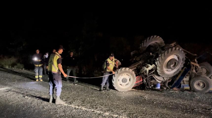 Yolcu otobüsü traktöre çarptı: 6 kişi yaralandı