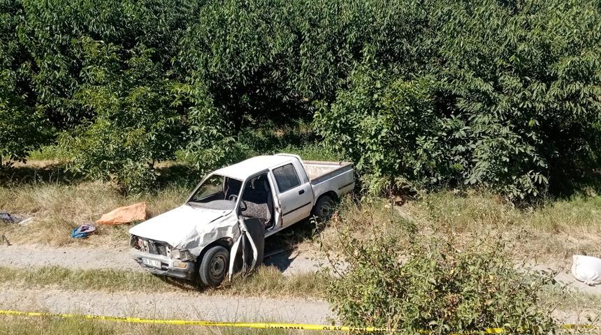 Şarampole devrilen kamyonetteki yaşlı çifti ölüm ayırdı!