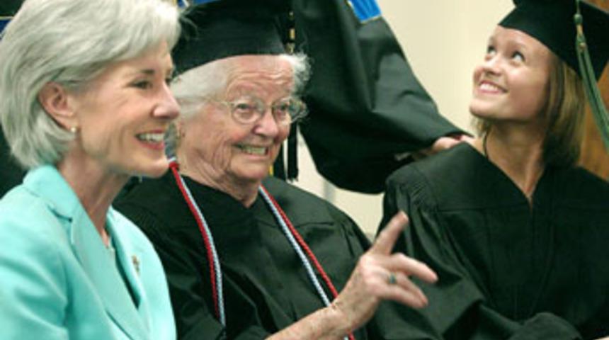 95 yaşındaki kadın &uuml;niversiteden mezun oldu
