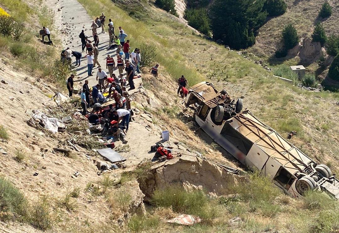 SON DAKİKA | Kars'ta yolcu otob&uuml;s&uuml; Karakurt Viyad&uuml;ğ&uuml;'nden d&uuml;şt&uuml;! &Ouml;l&uuml; ve yaralılar var: 'B&ouml;yle bir şey g&ouml;rmedim'