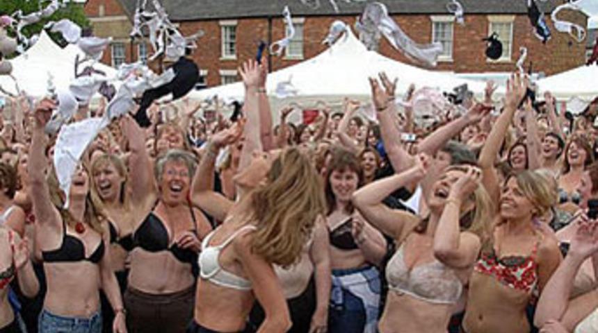 900 kadından sutyen şov!