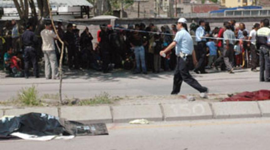 Otomobil karşıya ge&ccedil;en &ccedil;ocuklara &ccedil;arptı: 4 &ouml;l&uuml;