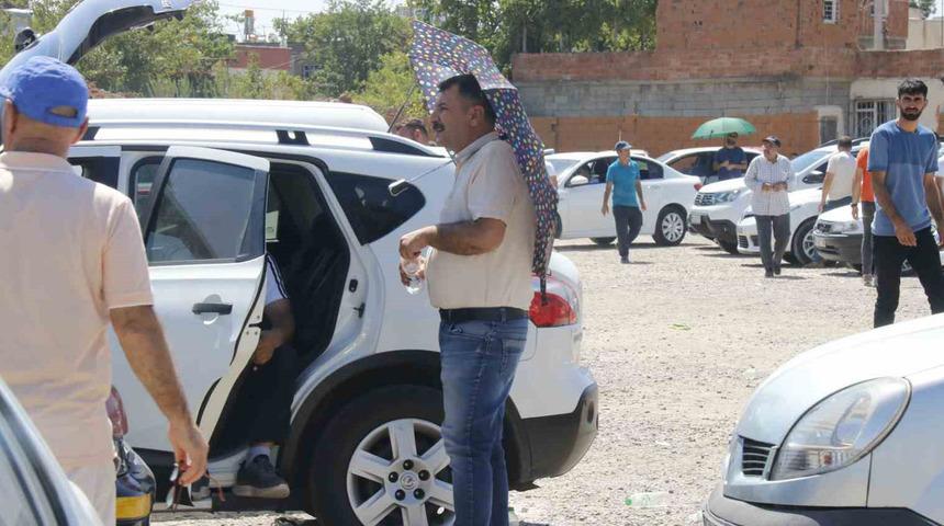 'Hem hava sıcak hem de pazarlık sıkı' İkinci el oto pazarında 46 derece altında 'terleten' anlar