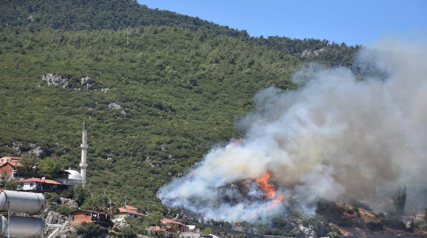 İzmir'de 2 noktada orman yangını! &Ccedil;ok sayıda ekip m&uuml;dahale ediyor... Yerleşim birimlerine yakın konumda