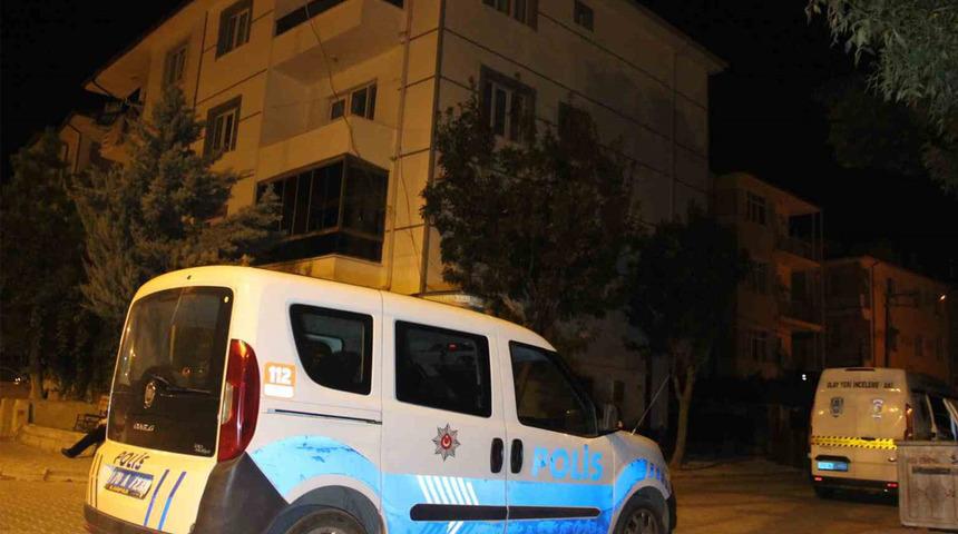 Uykusundan uyandırıldı... Evinin kapısında kanlar i&ccedil;inde yere yığıldı! Dehşete d&uuml;ş&uuml;ren olay