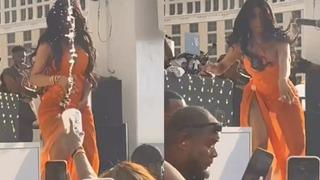 Rapçi Cardi B şarkı söylerken çıldırdı! Kendisine içecek fırlatan seyirciye mikrofonu fırlattı