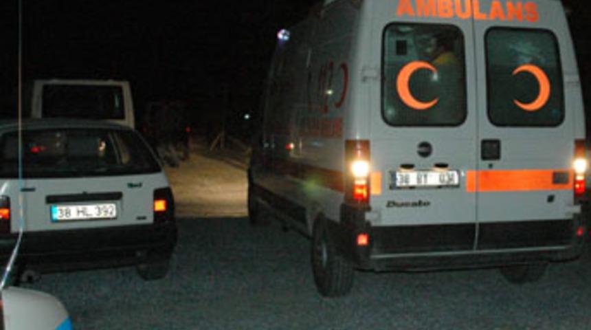 Aceleci s&uuml;r&uuml;c&uuml; yaralı doktorun &uuml;st&uuml;nden ge&ccedil;ti