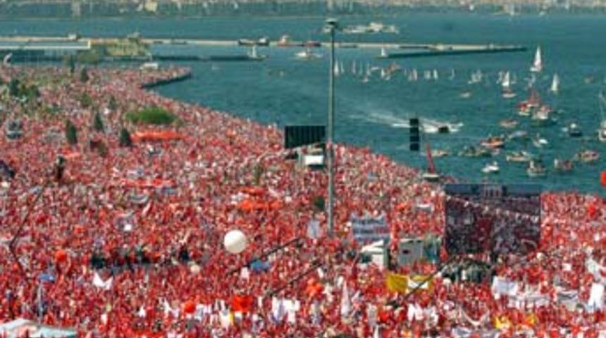 İzmir'de Cumhuriyet mitingine katılım yoğun