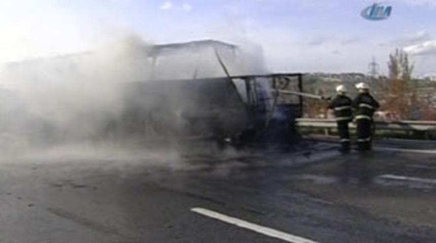 İzmit'te yolcu otob&uuml;s&uuml; cayır cayır yandı