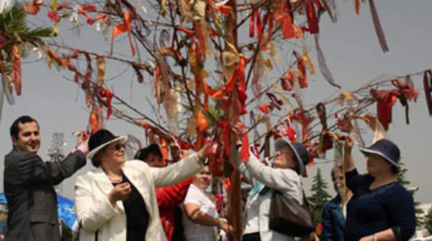 Kadınlar, dileklerini Nahıl'a astı