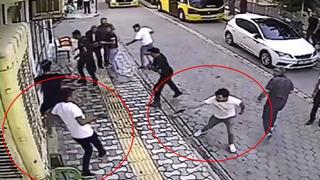 Mardin'de cadde ortasında dehşet anları... Satır ve silahlarla birbirlerine saldırdılar: 2'si ağır 7 yaralı!