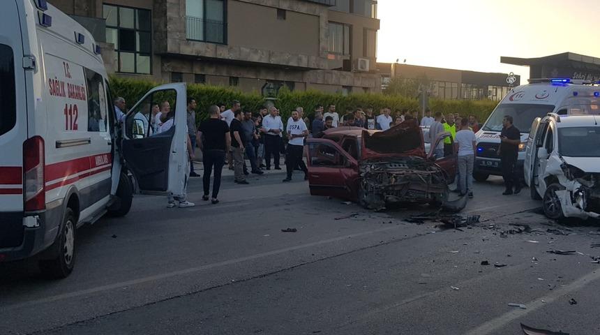 Bursa'da çarpışan hafif ticari araç ile otomobildeki 6 kişi yaralandı