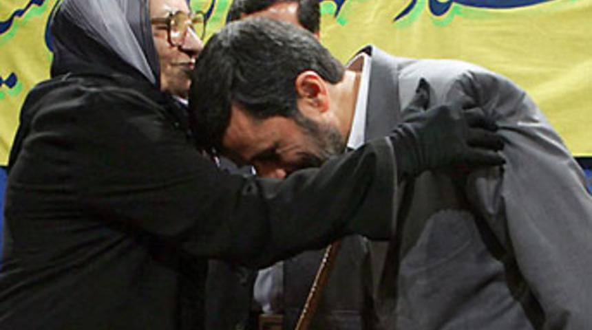 Ahmedinecad, bayan &ouml;ğretmene sarılınca...