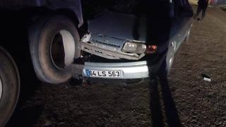 Uşak'ta otomobilin park halindeki kamyona çarpması sonucu 3 kişi yaralandı