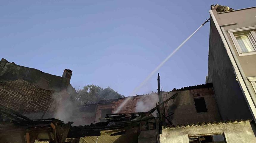 Fatih&rsquo;te 2 katlı metruk bina alev alev yandı