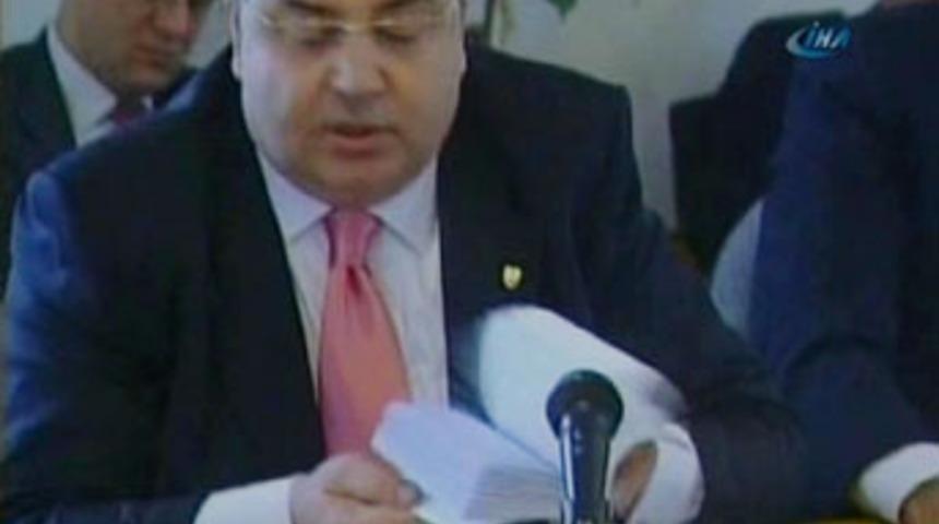 İ&ccedil;işleri komisyonu'nda kitap fırlatıldı