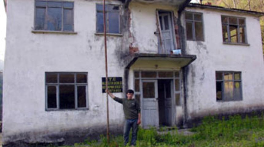 Eğitimdeki skandal, k&ouml;y&uuml; g&ouml;&ccedil; ettirdi