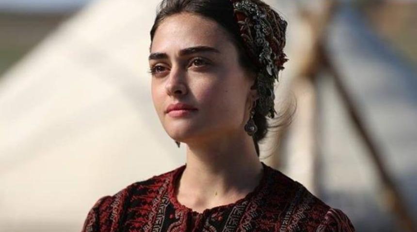 Romantik Hırsız'ın yıldızı Esra Bilgiç siyah takımıyla beğeni topladı! "Türkiye'nin en güzeli"