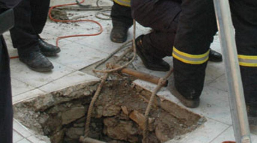 Kapıyı ge&ccedil; a&ccedil;an eşini &ouml;ld&uuml;r&uuml;p kuyuya attı