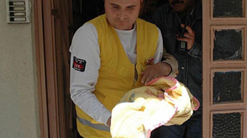 Tuvalette doğurdu, 3. kattan attı