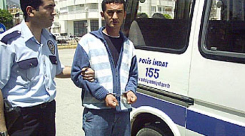 Hasımlarını jandarmanın &ouml;n&uuml;nde vurdu