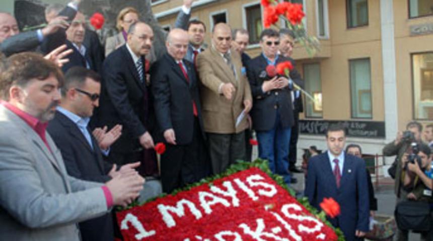 Taksim'e &ccedil;ıkmak isteyen grup g&ouml;zaltında