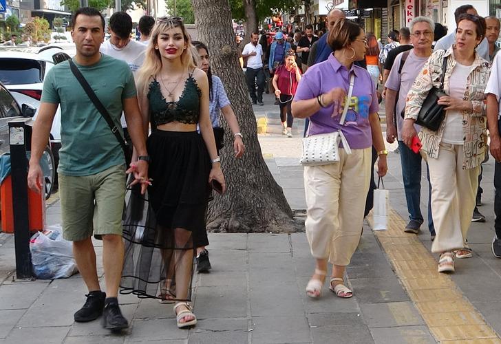 Resmi tatili fırsat bilip Türkiye'ye akın ettiler, caddeler doldu taştı! Geceleri eğlence, gündüzleri alışverişteler: "İstanbul'a gitmemize gerek yok"