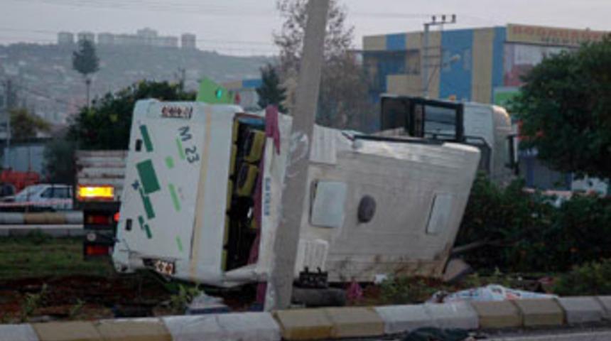 Bir haftalık evli &ccedil;ifti TIR ayırdı