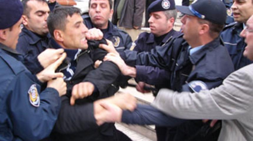 Cinayet davasında olay &ccedil;ıktı