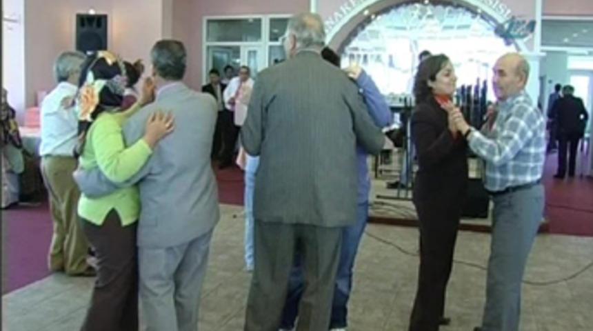 Yaşılar, gen&ccedil; kızlarla stres attı