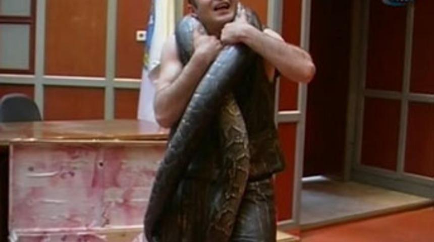 Piton yılanıyla &ouml;l&uuml;mc&uuml;l g&ouml;steri