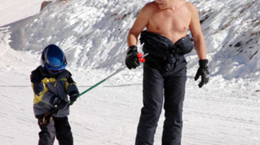 Yarı &ccedil;ıplak turistin -30 derecede kayak &ccedil;ılgınlığı