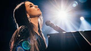 Depremde ailesinden 10 kişiyi kaybetmişti! Karsu evlilik tarihini erteledi! Yeni tarih ise... 