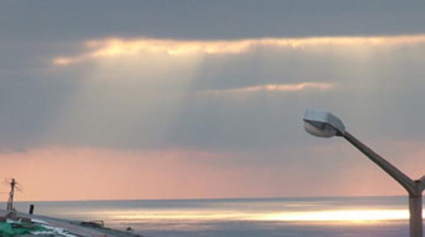 Van G&ouml;l&uuml;'nde b&uuml;y&uuml;leyen ışık yansımaları