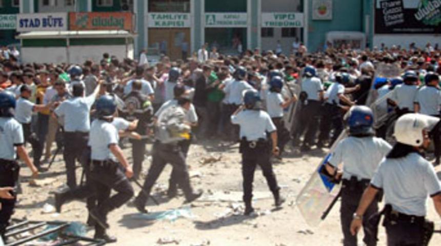 Taraftara biber gazı sıkıldı