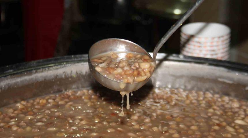 Elazığ’da Muharrem ayı dolayısıyla vatandaşlara aşure dağıtıldı