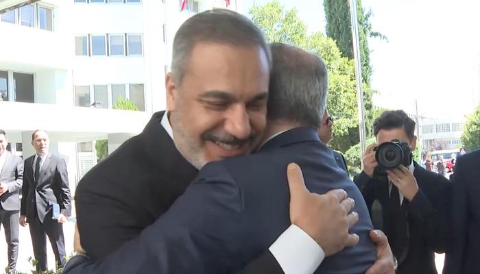 Dışişleri Bakanı Hakan Fidan’ın Azerbaycan Dışişleri Bakanı Bayramov’u karşıladığı anlar dikkat çekti! Görür görmez…