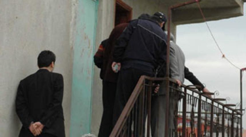 Hava almak i&ccedil;in &ccedil;ıktığı balkondan d&uuml;şerek &ouml;ld&uuml;