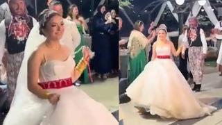 Gelin damada tasma takıp sahnede dolaştırdı! Görüntüler şaşkına çevirdi... Sosyal medya bu düğünü konuşuyor
