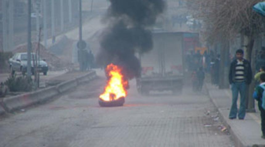 &Ccedil;ocukları polise saldırttılar