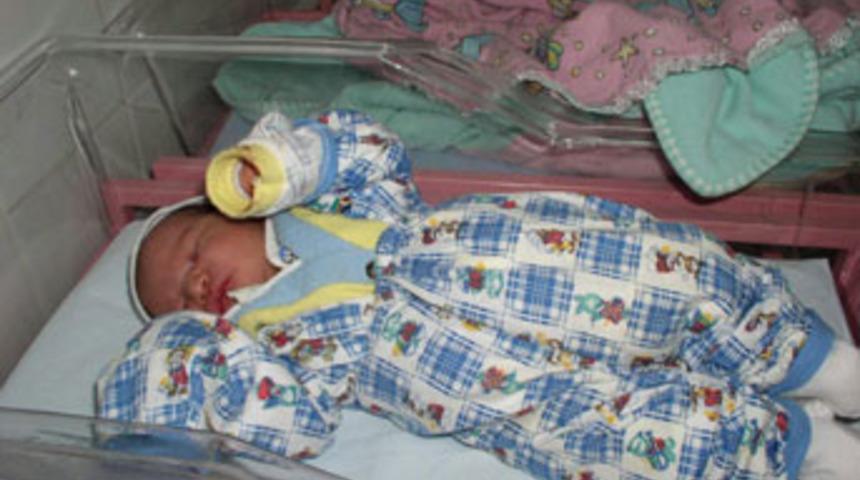 2 g&uuml;nl&uuml;k bebeğini sokağa terketti