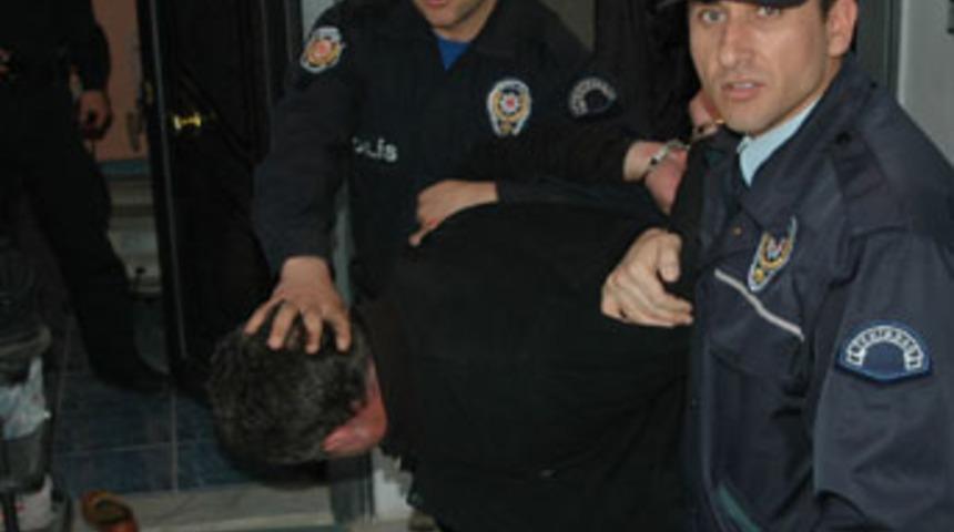 Kendisini taciz eden adamı balkona kilitledi