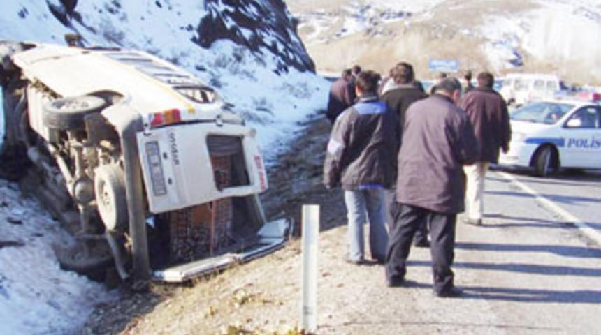 &Ouml;ğrenci servisi takla attı: 11 yaralı