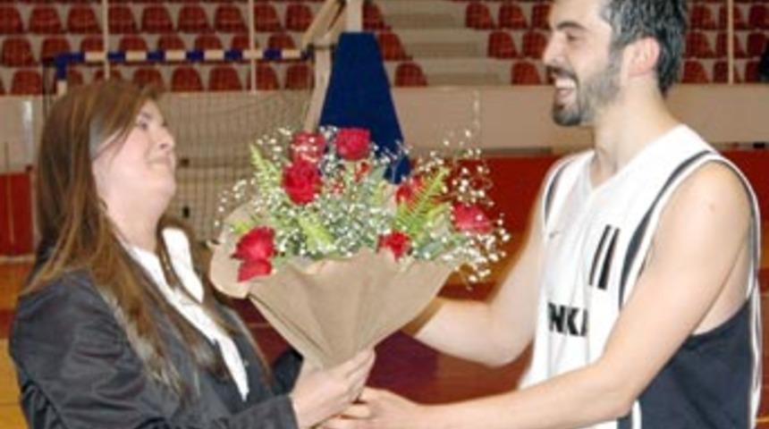 Basketbol ma&ccedil;ında evlenme teklifi