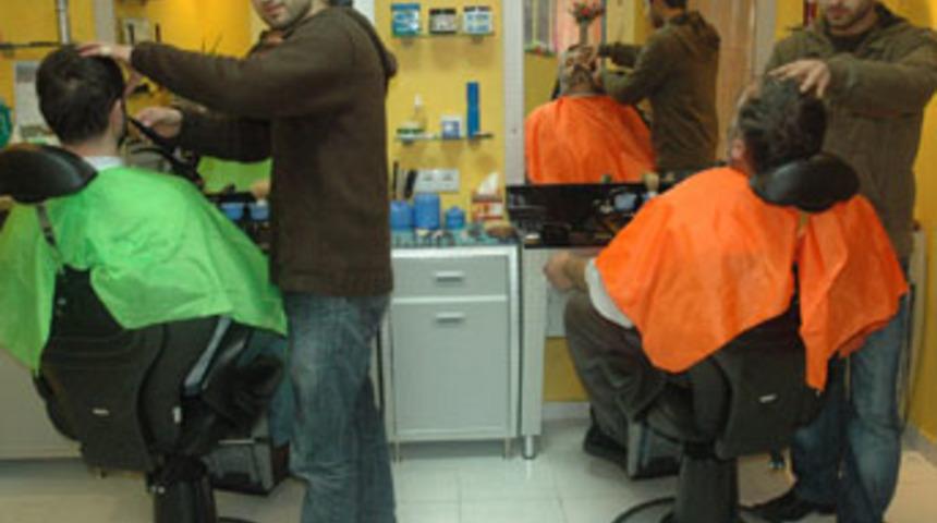 İkiz kuaf&ouml;rler m&uuml;şterileri şaşırtıyor