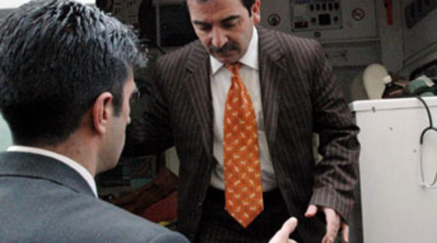 R&uuml;yasında &ouml;ld&uuml;ğ&uuml;n&uuml; g&ouml;r&uuml;nce kalp krizi ge&ccedil;irdi