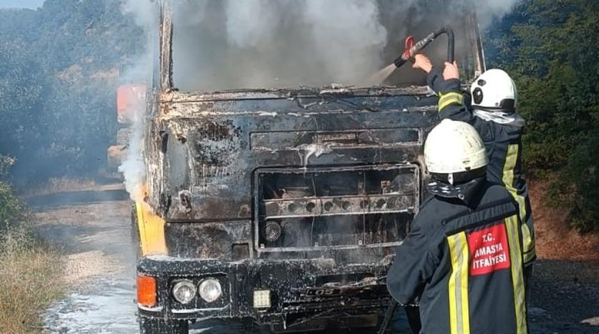 Amasya'da alev alan tır yandı