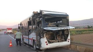 İzmir'de kamyonun belediye otobüsüne çarpması sonucu 6 kişi yaralandı