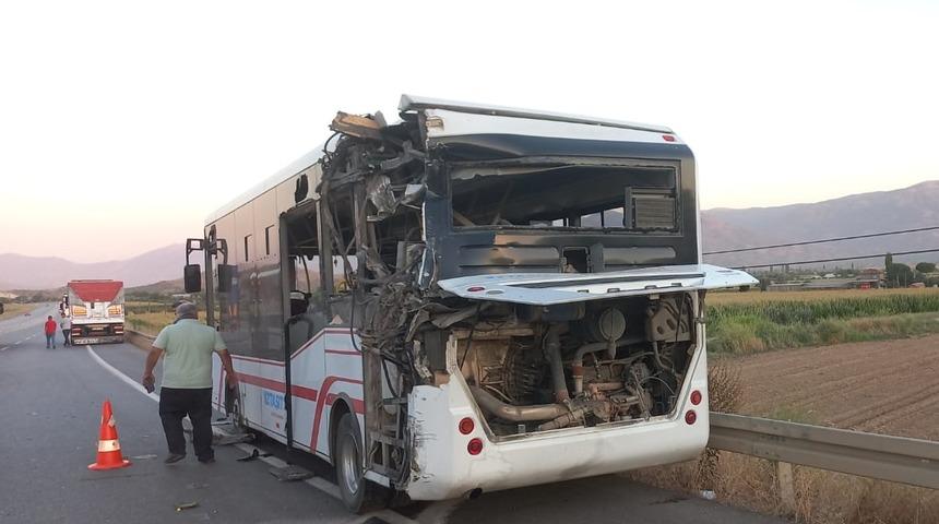 İzmir'de kamyonun belediye otobüsüne çarpması sonucu 6 kişi yaralandı