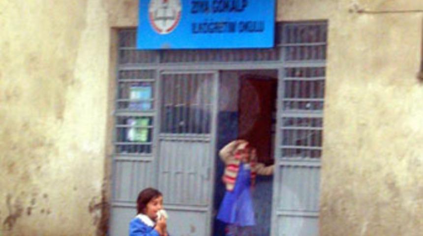 Arkadaşını bı&ccedil;aklayarak &ouml;ld&uuml;rd&uuml;